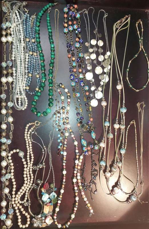 A VINTAGE COLLECTION OF QUALITY JEWELRY