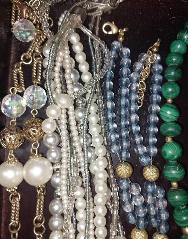 A VINTAGE COLLECTION OF QUALITY JEWELRY