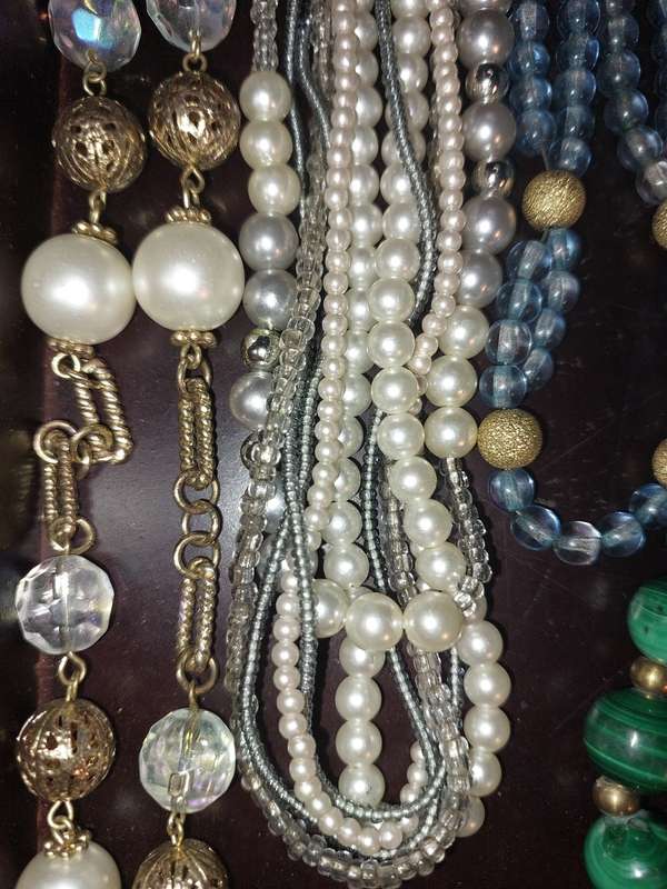 A VINTAGE COLLECTION OF QUALITY JEWELRY