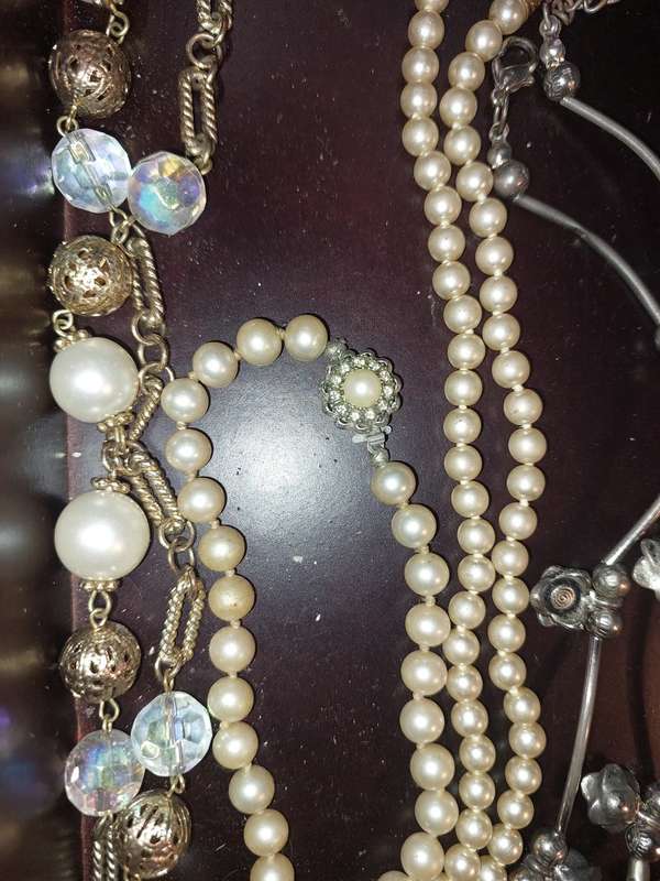 A VINTAGE COLLECTION OF QUALITY JEWELRY