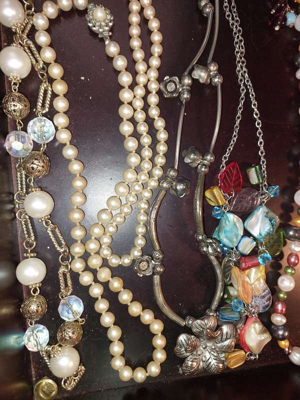 A VINTAGE COLLECTION OF QUALITY JEWELRY