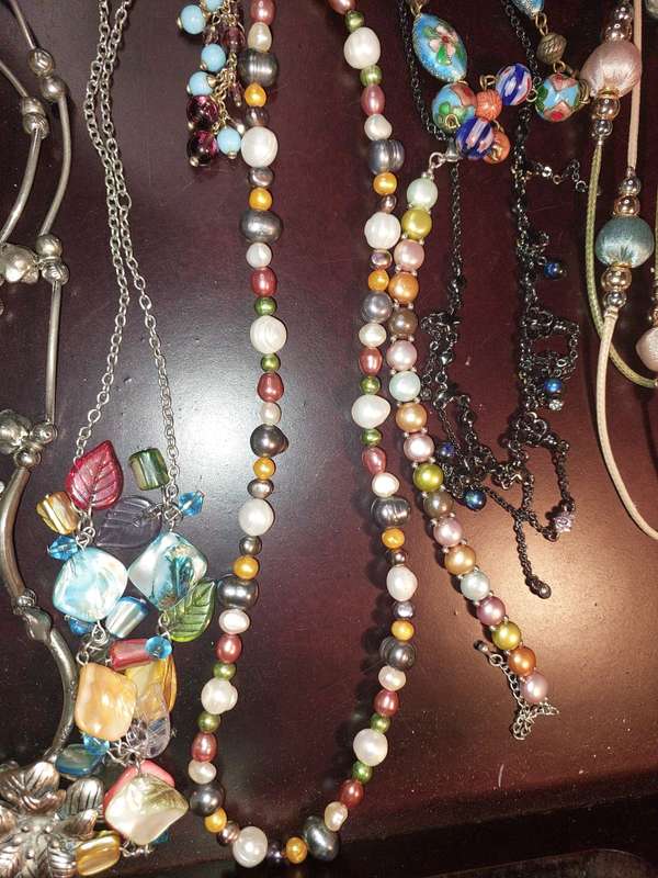 A VINTAGE COLLECTION OF QUALITY JEWELRY