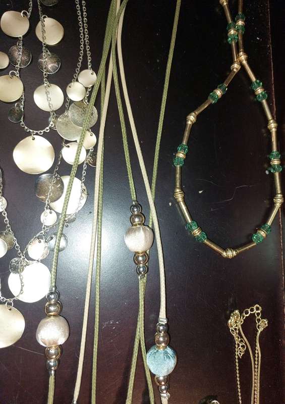 A VINTAGE COLLECTION OF QUALITY JEWELRY