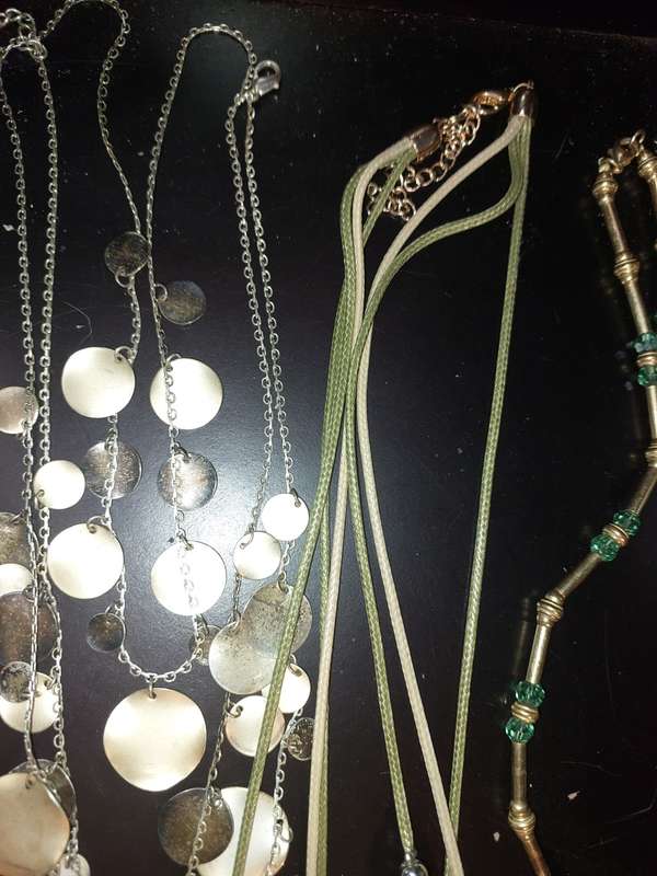 A VINTAGE COLLECTION OF QUALITY JEWELRY