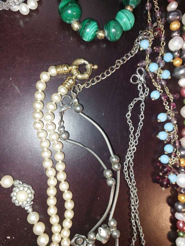 A VINTAGE COLLECTION OF QUALITY JEWELRY