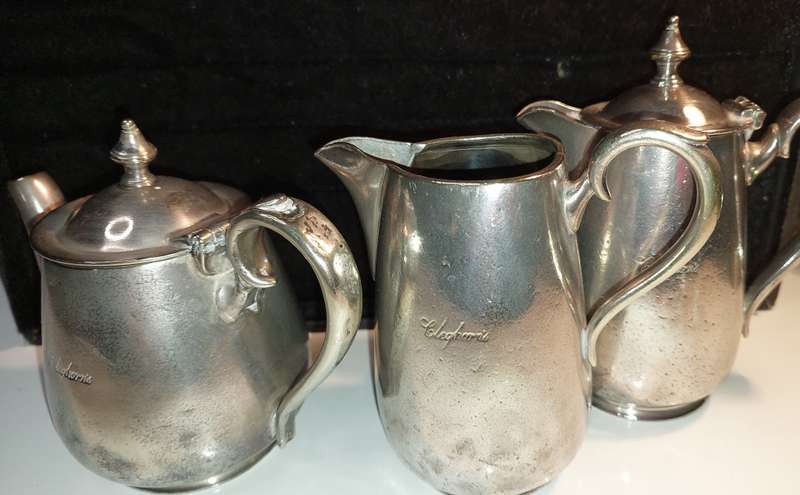 A VICTORIAN SET OF THREE ELKINGTON PLATE CLEGHORNS TEA POTS AND MILK JUG