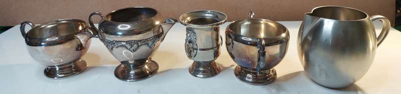 A VINTAGE COLLECTION SILVER PLATED SUGAR BOWLS AND MILK POTS SOLD AS IS