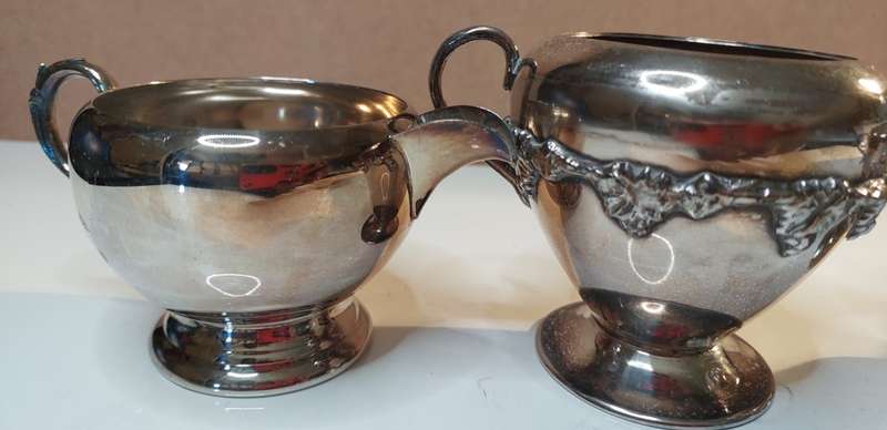 A VINTAGE COLLECTION SILVER PLATED SUGAR BOWLS AND MILK POTS SOLD AS IS