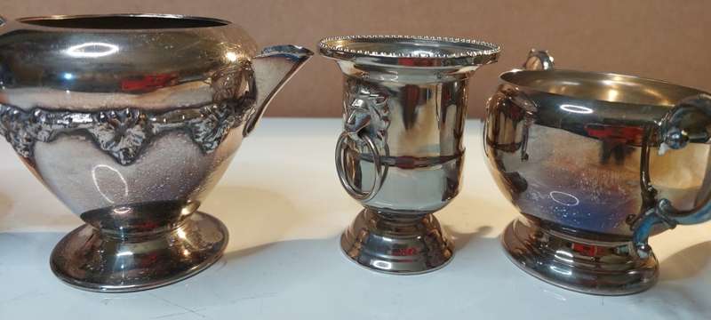 A VINTAGE COLLECTION SILVER PLATED SUGAR BOWLS AND MILK POTS SOLD AS IS