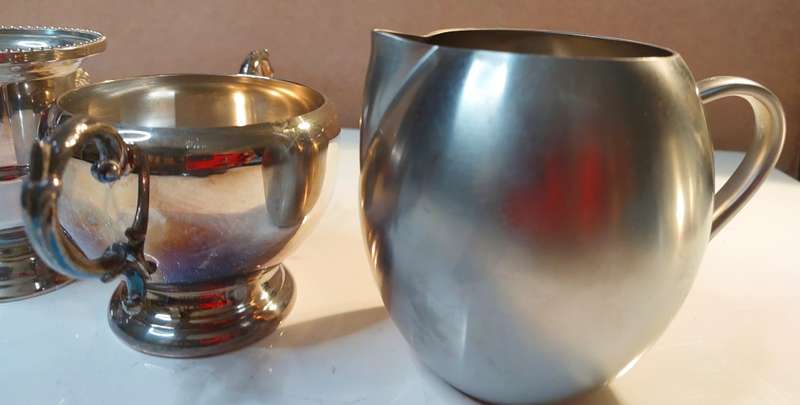 A VINTAGE COLLECTION SILVER PLATED SUGAR BOWLS AND MILK POTS SOLD AS IS