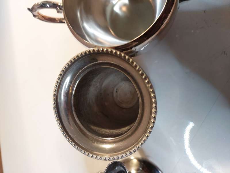 A VINTAGE COLLECTION SILVER PLATED SUGAR BOWLS AND MILK POTS SOLD AS IS