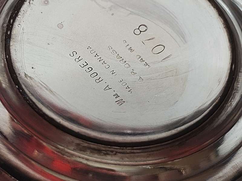 A VINTAGE COLLECTION SILVER PLATED SUGAR BOWLS AND MILK POTS SOLD AS IS