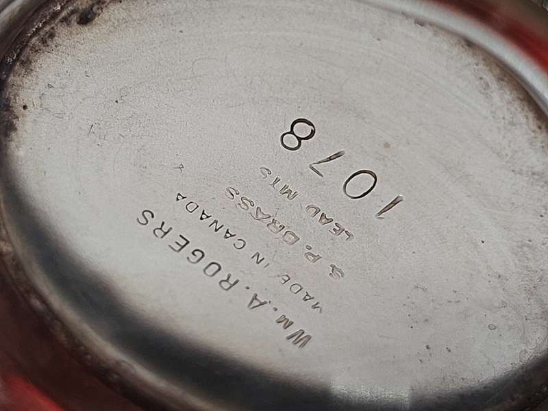 A VINTAGE COLLECTION SILVER PLATED SUGAR BOWLS AND MILK POTS SOLD AS IS