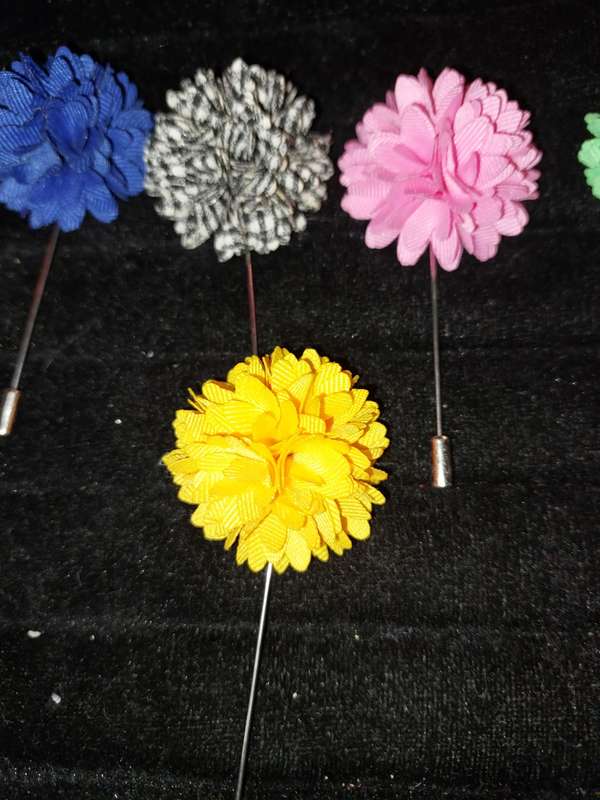 A JOB LOT FANCY SCARP PINS SOLD AS IS