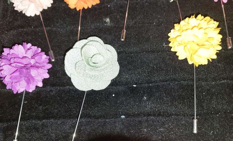 A JOB LOT FANCY SCARP PINS SOLD AS IS