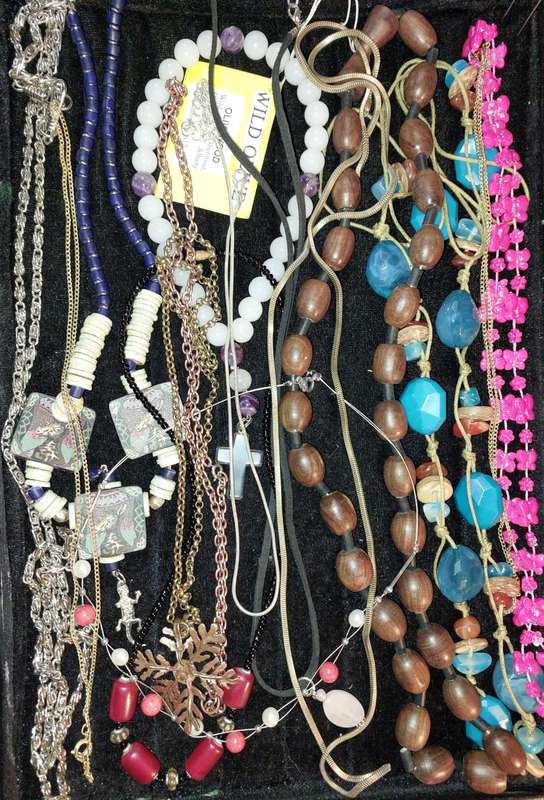 A VINTAGE COLLECTION COSTUME NECKLACES SOLD AS IS