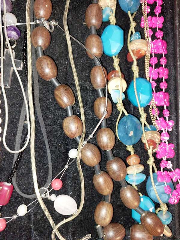 A VINTAGE COLLECTION COSTUME NECKLACES SOLD AS IS