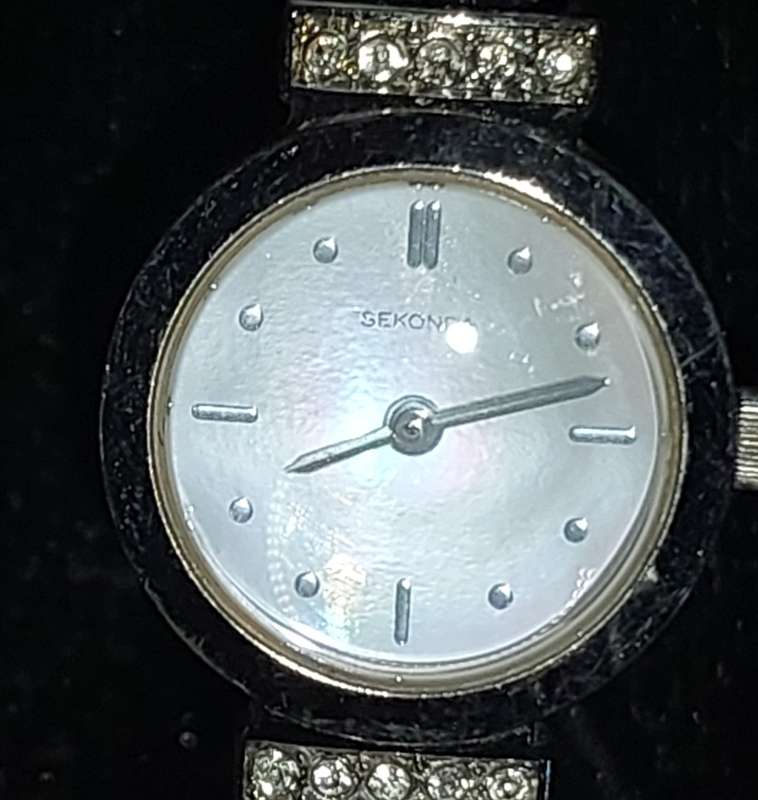 A COLLECTION OF ELEGANT LADIES WRIST WATCHES