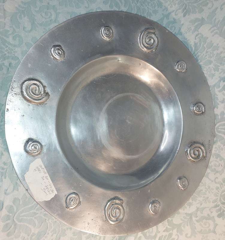 A VINTAGE ROUND CAROL  BOYES STYLE ALUMINUM ALLOY SERVING TRAY HEAVY DUTY