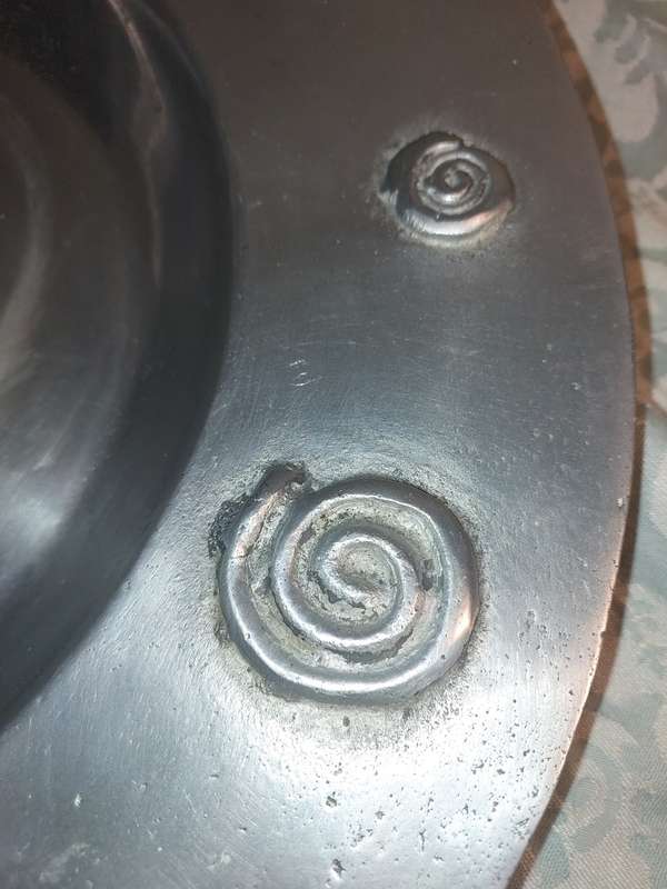 A VINTAGE ROUND CAROL  BOYES STYLE ALUMINUM ALLOY SERVING TRAY HEAVY DUTY