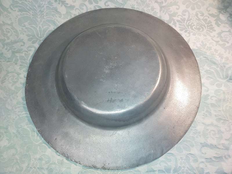 A VINTAGE ROUND CAROL  BOYES STYLE ALUMINUM ALLOY SERVING TRAY HEAVY DUTY