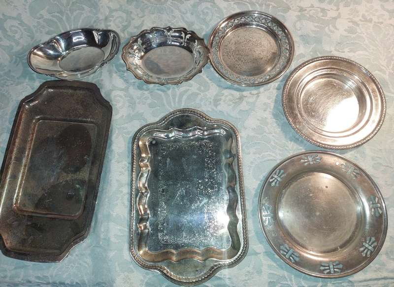 A VINTAGE AND ANTIQUE JOB LOT COLLECTION OF SERVING TRAYS SOLD AS IS