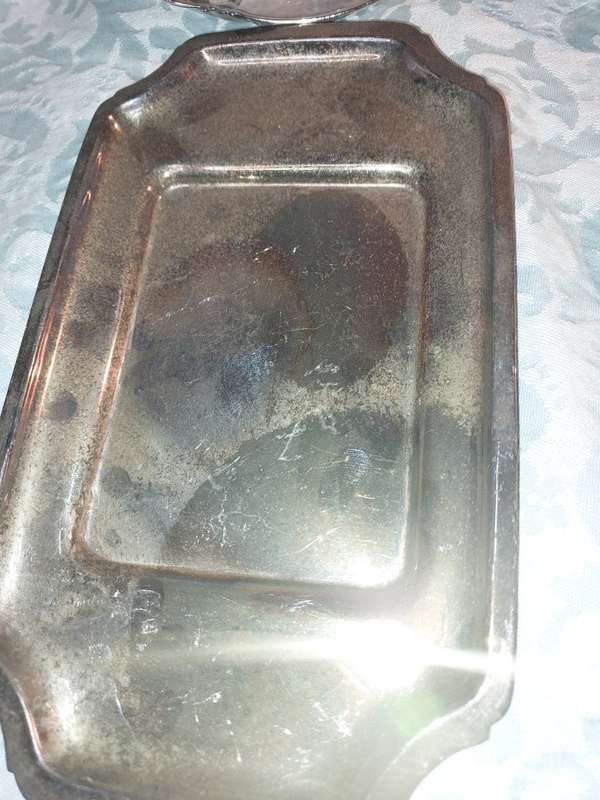 A VINTAGE AND ANTIQUE JOB LOT COLLECTION OF SERVING TRAYS SOLD AS IS