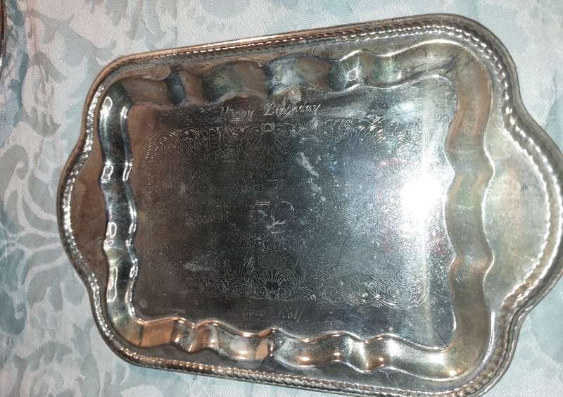 A VINTAGE AND ANTIQUE JOB LOT COLLECTION OF SERVING TRAYS SOLD AS IS