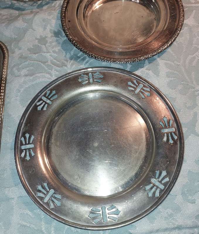 A VINTAGE AND ANTIQUE JOB LOT COLLECTION OF SERVING TRAYS SOLD AS IS