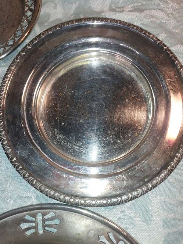 A VINTAGE AND ANTIQUE JOB LOT COLLECTION OF SERVING TRAYS SOLD AS IS