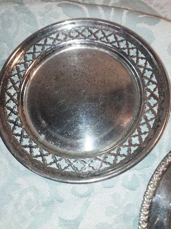 A VINTAGE AND ANTIQUE JOB LOT COLLECTION OF SERVING TRAYS SOLD AS IS