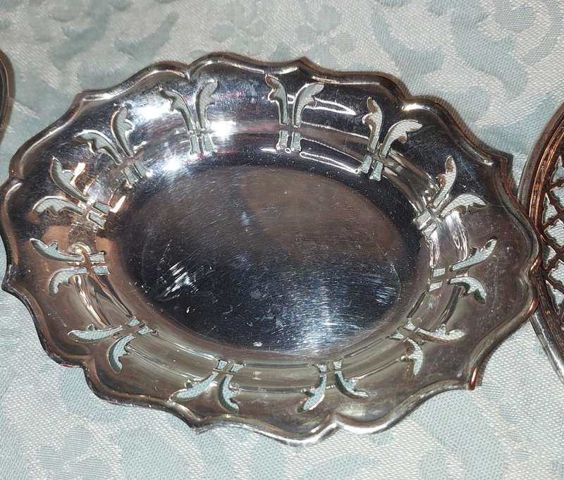 A VINTAGE AND ANTIQUE JOB LOT COLLECTION OF SERVING TRAYS SOLD AS IS