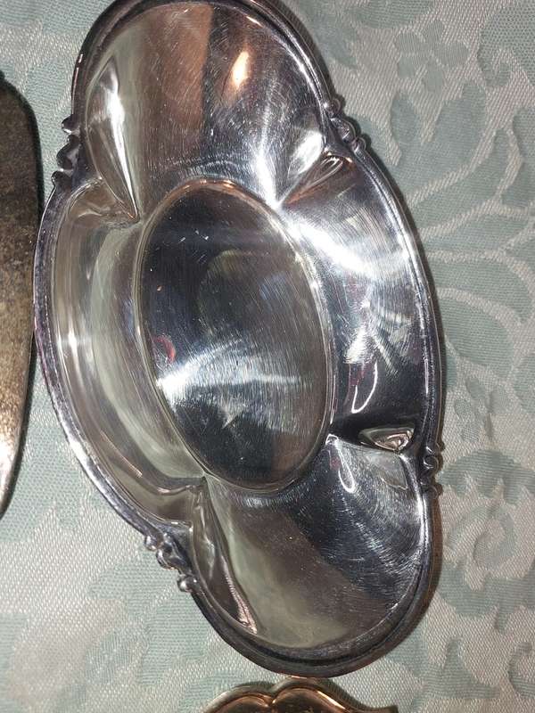 A VINTAGE AND ANTIQUE JOB LOT COLLECTION OF SERVING TRAYS SOLD AS IS