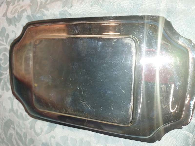 A VINTAGE AND ANTIQUE JOB LOT COLLECTION OF SERVING TRAYS SOLD AS IS