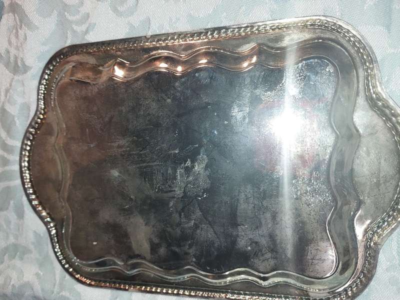 A VINTAGE AND ANTIQUE JOB LOT COLLECTION OF SERVING TRAYS SOLD AS IS