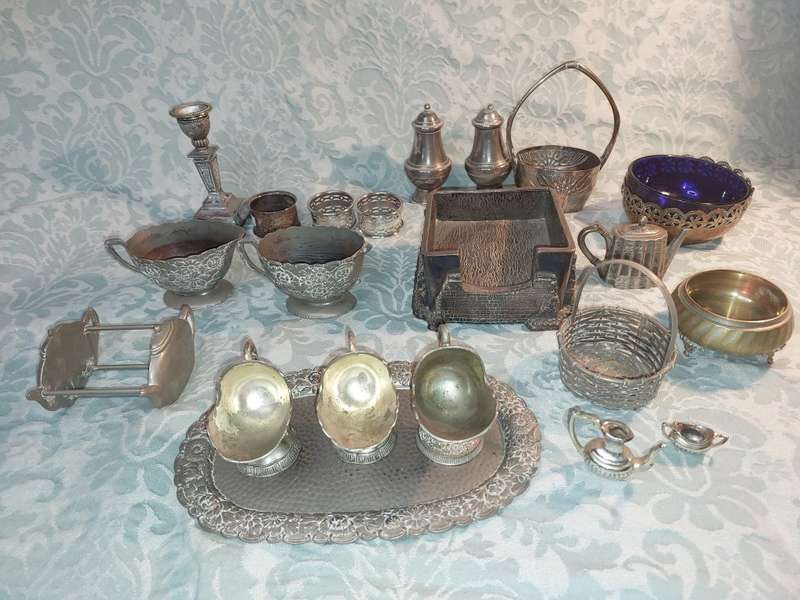 A VINTAGE AND ANTIQUE JOB LOT COLLECTION OF KITCHENALIA AND SILVERPLATED ORNAMENTS