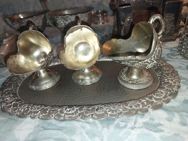 A VINTAGE AND ANTIQUE JOB LOT COLLECTION OF KITCHENALIA AND SILVERPLATED ORNAMENTS