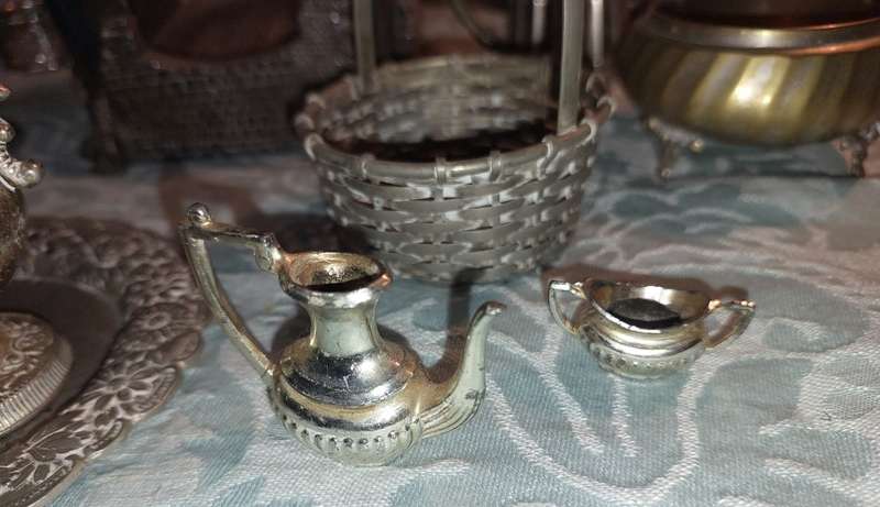 A VINTAGE AND ANTIQUE JOB LOT COLLECTION OF KITCHENALIA AND SILVERPLATED ORNAMENTS
