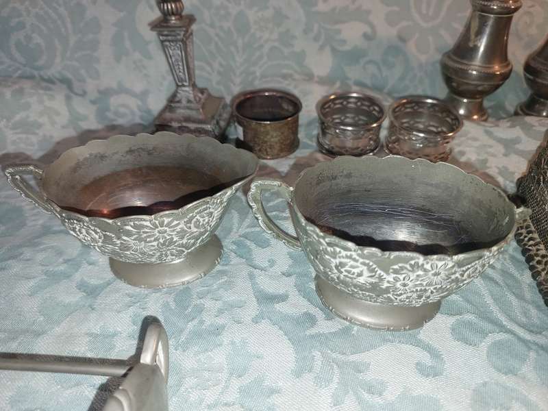 A VINTAGE AND ANTIQUE JOB LOT COLLECTION OF KITCHENALIA AND SILVERPLATED ORNAMENTS