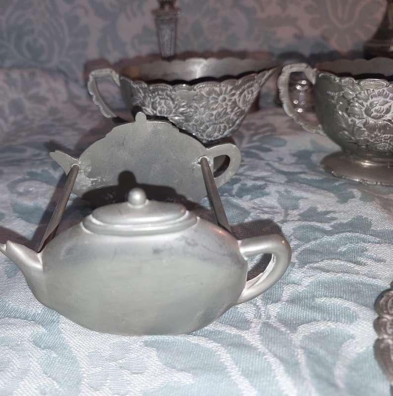 A VINTAGE AND ANTIQUE JOB LOT COLLECTION OF KITCHENALIA AND SILVERPLATED ORNAMENTS