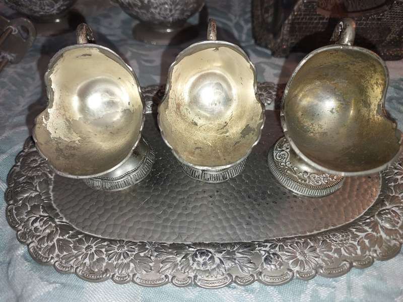 A VINTAGE AND ANTIQUE JOB LOT COLLECTION OF KITCHENALIA AND SILVERPLATED ORNAMENTS