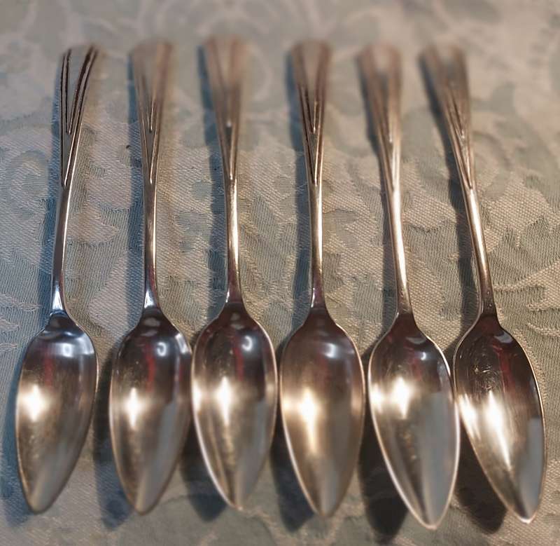 A VINTAGE SET TEASPOONS MADE IN ENGLAND EPNS SOLD AS IS