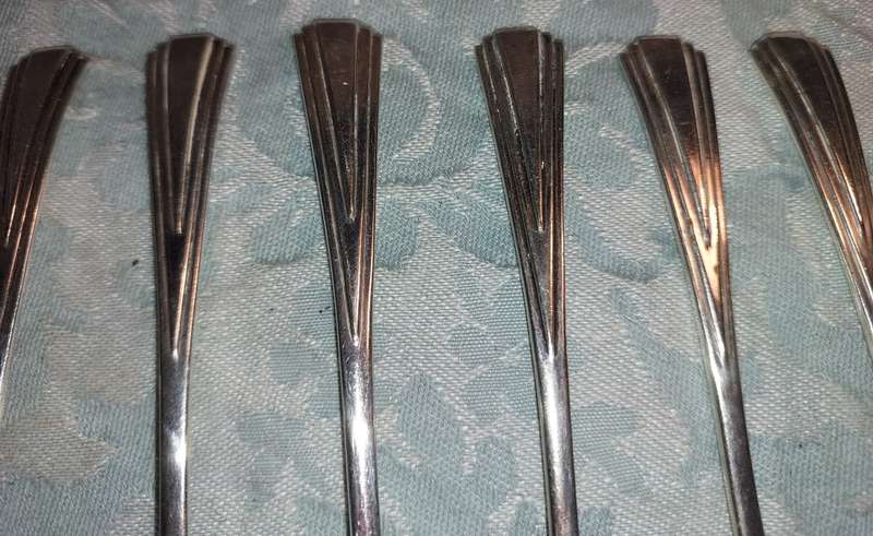 A VINTAGE SET TEASPOONS MADE IN ENGLAND EPNS SOLD AS IS