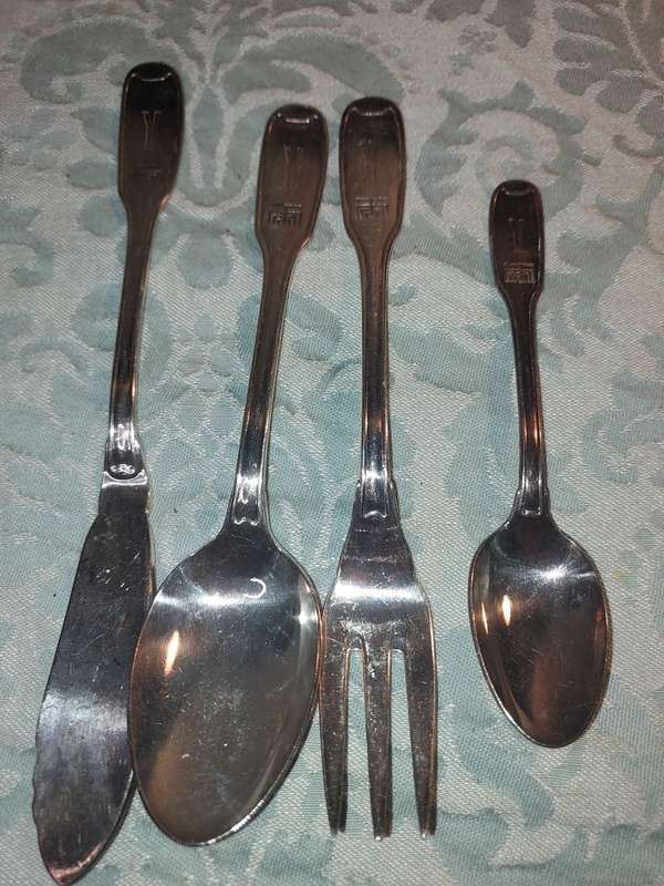 A VINTAGE COLLECTION OF CUTLERY SOLD AS IS