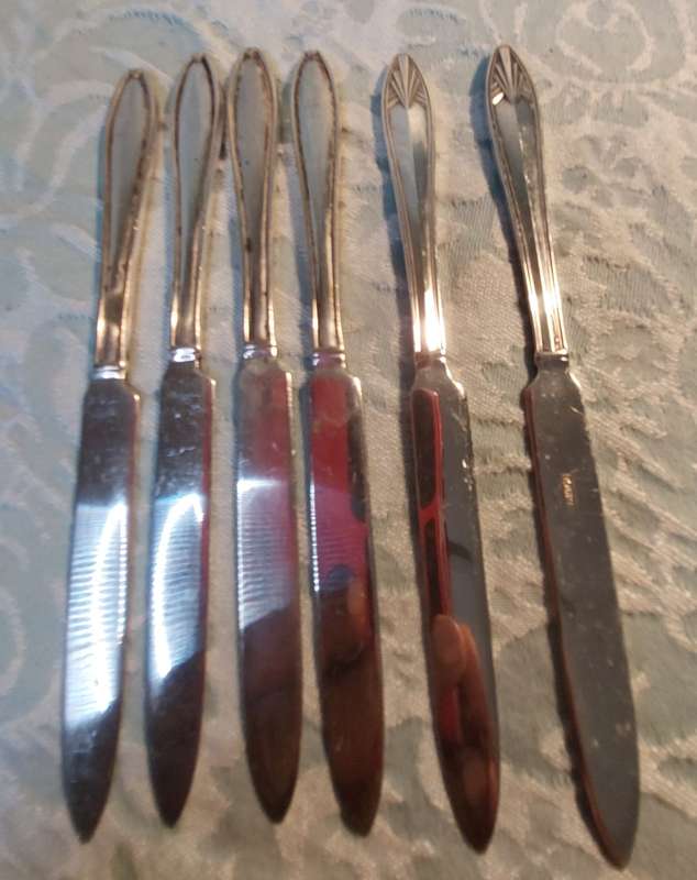 A COLLECTION OF STARTER KNIVES SILVER PLATED EPNS SOLD AS IS