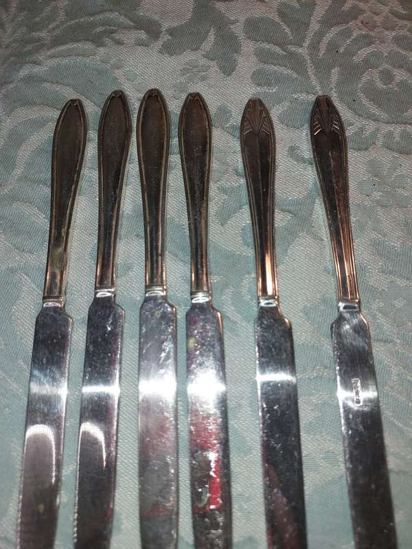 A COLLECTION OF STARTER KNIVES SILVER PLATED EPNS SOLD AS IS