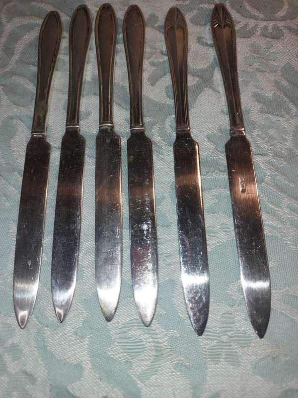 A COLLECTION OF STARTER KNIVES SILVER PLATED EPNS SOLD AS IS