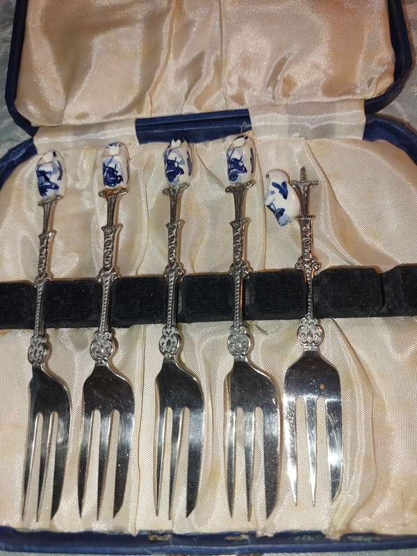 A SET OF FIVE DELF HOLLAND  CLOGG PASTRY  FORKS