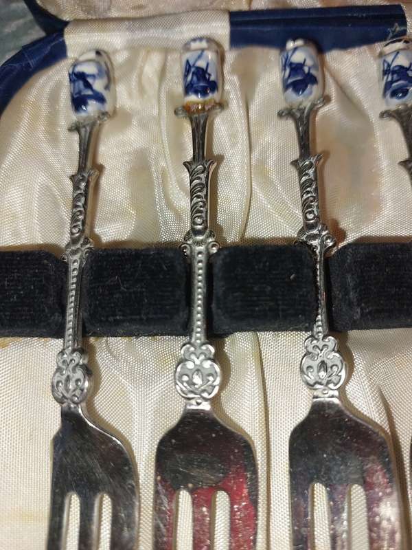 A SET OF FIVE DELF HOLLAND  CLOGG PASTRY  FORKS