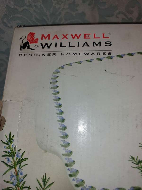 A MAXWELL AND WILLIAMS FRAGRANT GARDEN BAKING DOWL